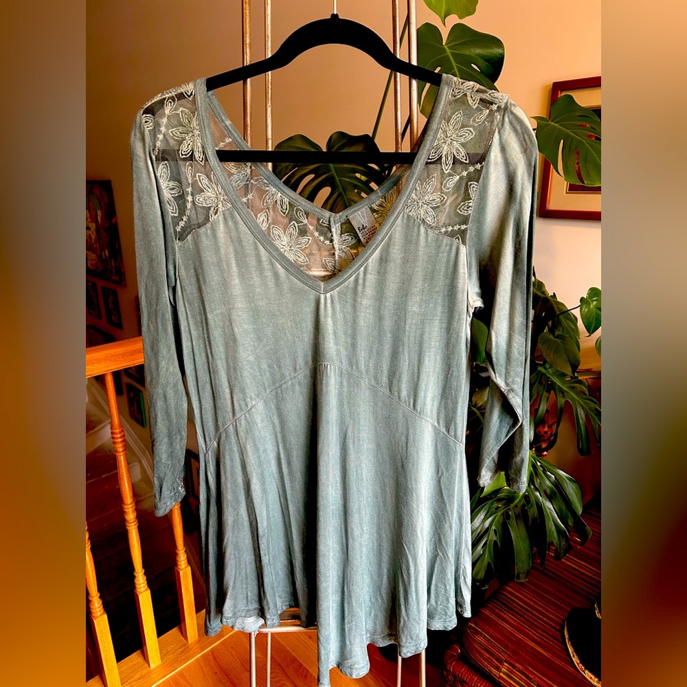 Baba - Elegant Green Tunic with Lace Details